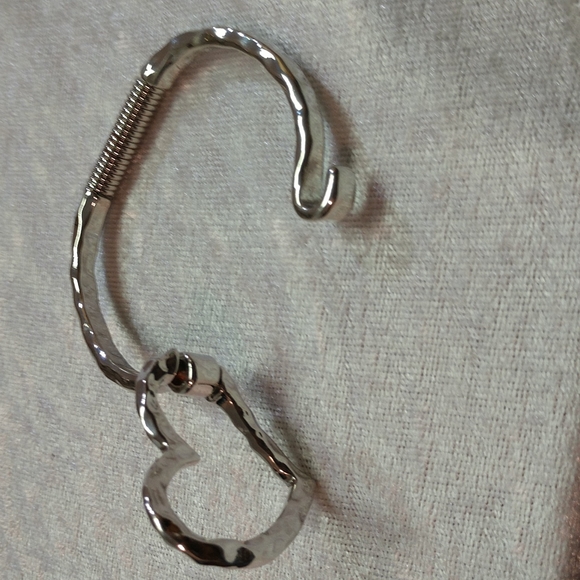 Bracelet Heart Hinged Hammered Silver-tone Boho Romantic - Picture 3 of 7